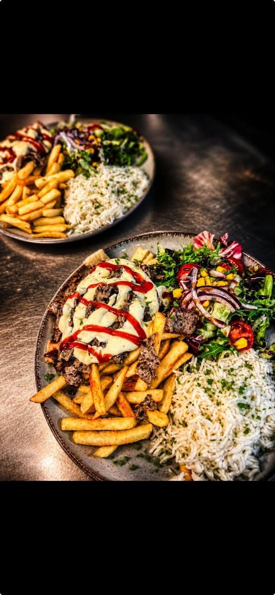 Kebabtallerken med ris, pommes og fersk salat